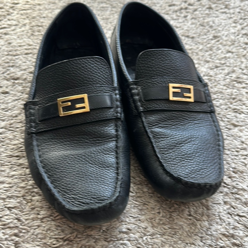 Men’s Fendi loafers 🖤😍 beautiful shoe 👞 does show lol wear ( in pics)